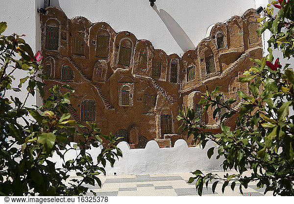 Tunesien  Tataouine  Ksar-Skulptur an einer Wand