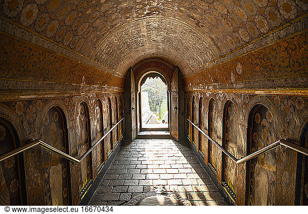 Tunnel am Tempel der heiligen Zahnreliquie in Kandy / Sri Lanka