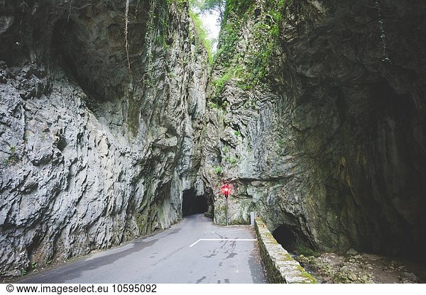 Tunnel im Felshügel  Garda  Italien