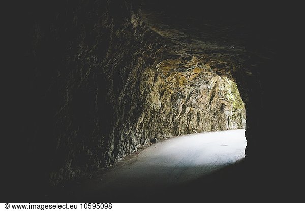 Tunnel im Felshügel  Garda  Italien