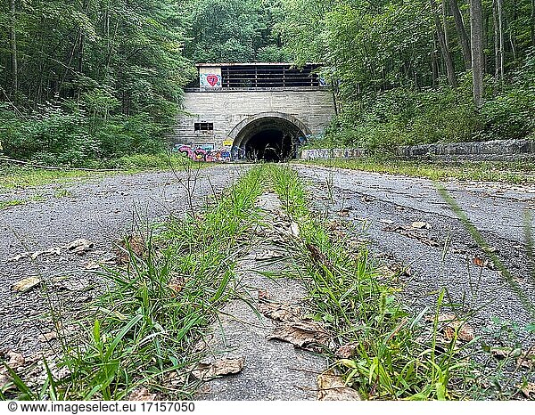 Tunnel of Doom - Verlassener Abschnitt der Pennsylvania Turnpike am Sideling Hill Tunnel bei Breezewood PA.