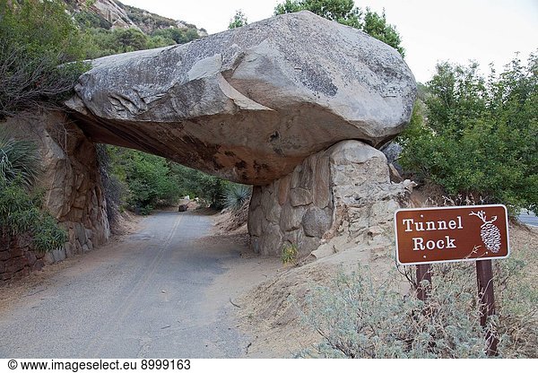 Tunnel Rock  Sequoia National Park  California  USA