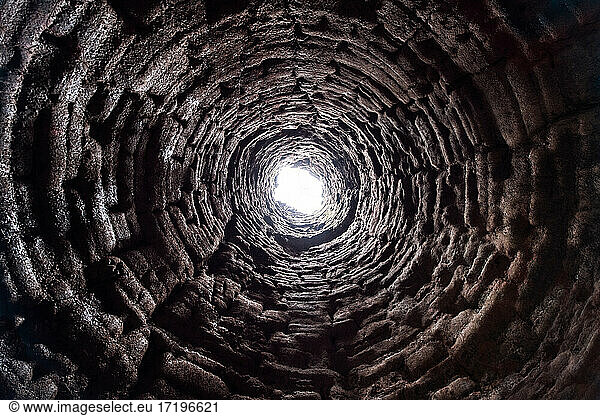 Tunnelblick im Inneren eines historischen Ofens