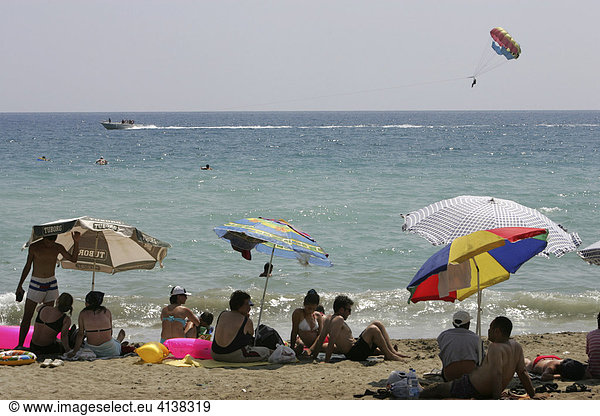 TUR  Türkei  Alanya : Tuerkische Riviera. Strand im Stadtzentrum.