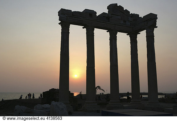 TUR Türkei Side Türkische Riviera Südküste. Ruinen des Apollon Tempel