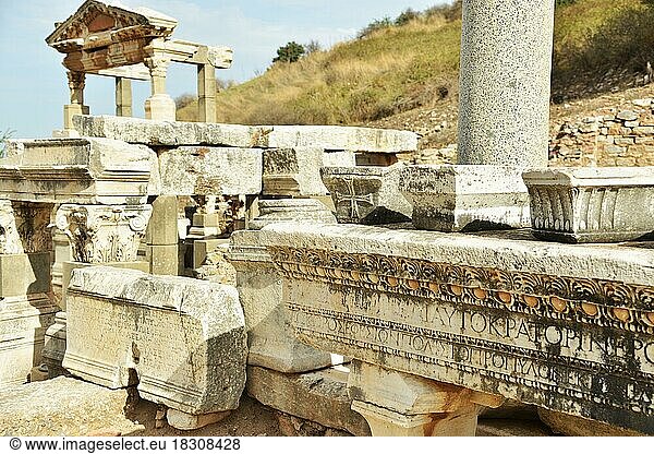 TUR  Tuerkei  Ephesus: Eindrucksvolle Zeugnisse der roemischen und auch der griechischen Geschichte begegnet der Tourist bei einer Rundreise durch den Westen der Tuerkei und auf die griechische Insel Rhodos. Das Bild zeigt: Ephesus war eine der aeltesten  groessten  griechischen Staedte der Antike