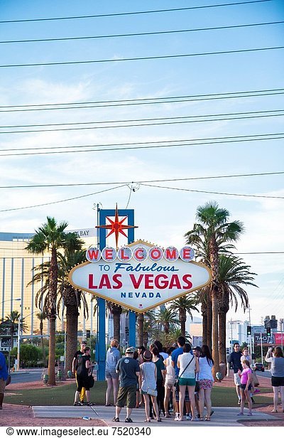 Turistas fotografiando el célebre cartel de Las Vegas
