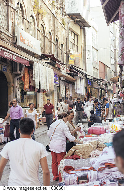 Turkey  Istanbul  people at Grand Bazaar