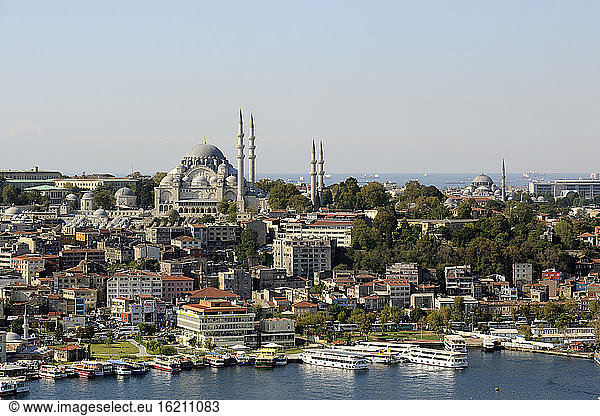 Turkey  Istanbul  View of Suleiman Mosque in city