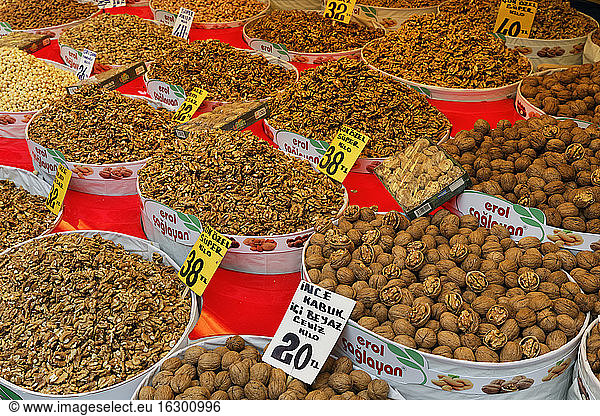 Turkey  Marmara Region  Bursa  Walnuts at the bazaar