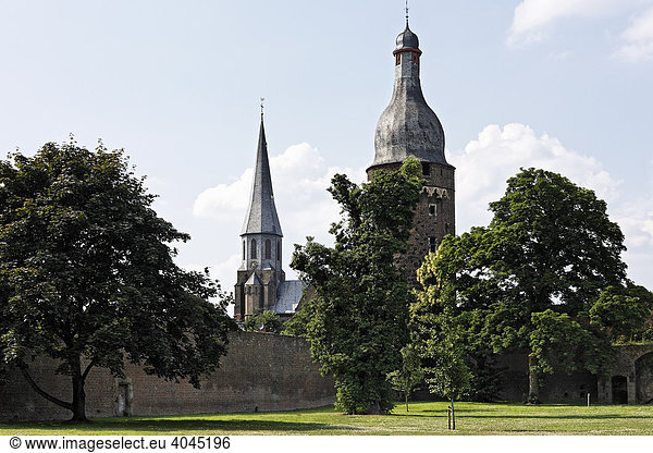 Turm der ehemaligen Burg Friedestrom  Juddeturm  Kirche St. Martinus  Zollfeste Zons  Dormagen  Niederrhein  Nordrhein-Westfalen  Deutschland  Europa