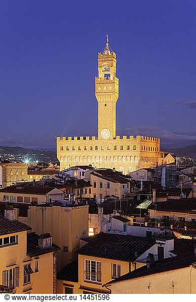 Turm des Palazzo Vecchio in der Abenddämmerung