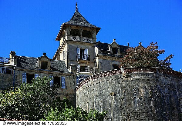 Turm und Umfassungsmauer als letzte Überreste der Festung der Grafen von Périgord  Montignac-Lascaux  Departement Dordogne  Region Aquitanien  Frankreich  Europa