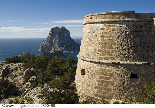 Turm von Es Savinar und die Felseninsel Es Vedra Ibiza Spanien Europa