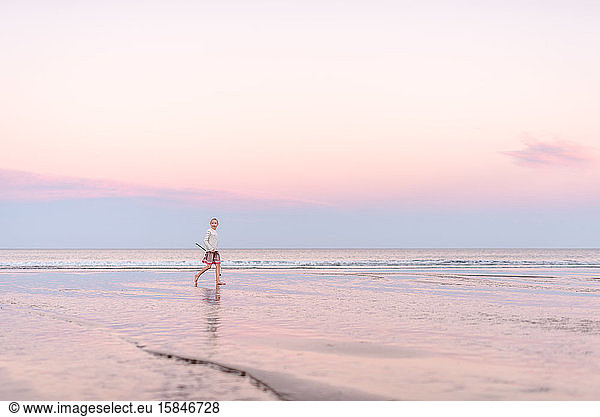 Tweener-Mädchen im Rock am schönen Strand