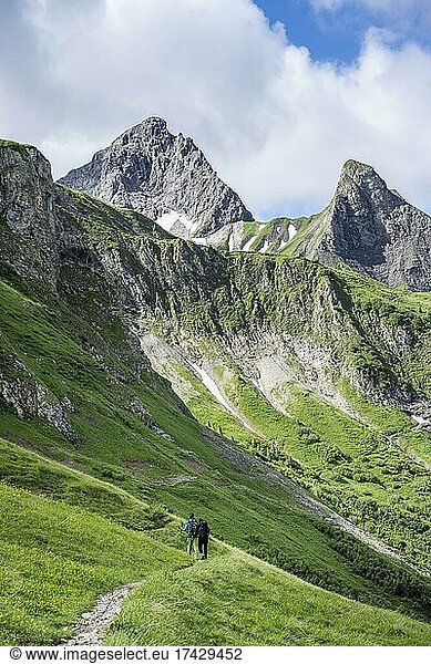 Two hikers on a hiking trail  mountains behind  Heilbronner Weg  Allgäu Alps  Oberstdorf  Bavaria  Germany  Europe