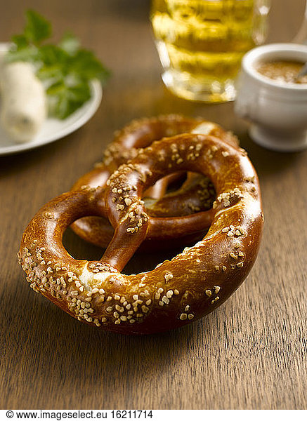 Two pretzels with german Weißwurst and beer