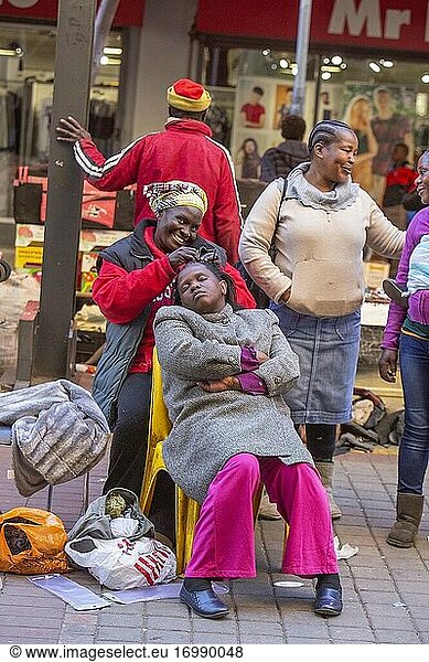 Tyical African hair weaving and braiding stall in Johannesburg  Südafrika