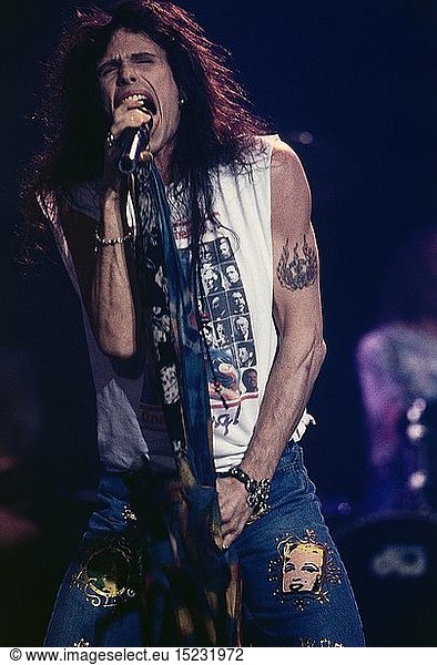 Tyler  Steven  * 26.3.1948  US musician  lead singer of the rock band 'Aerosmith'  half length  during a concert in Dortmund  Germany  19.11.1993  singing