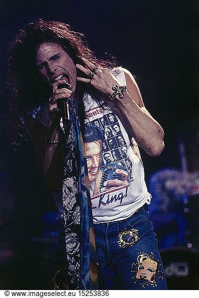 Tyler  Steven  * 26.3.1948  US musician  lead singer of the rock band 'Aerosmith'  half length  during a concert in Dortmund  Germany  19.11.1993  singing