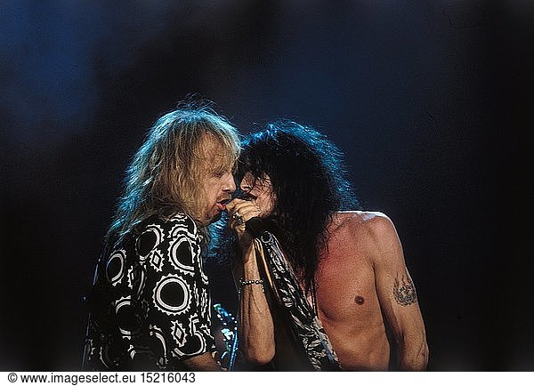 Tyler  Steven  * 26.3.1948  US musician  lead singer of the rock band 'Aerosmith'  half length (right)  with Brad Whitford  a fellow member of 'Aerosmith'  during a concert in Dortmund  Germany  19.11.1993