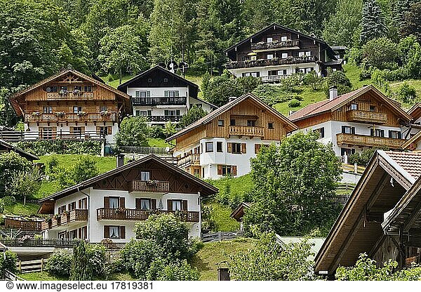 Typisch bayrische Wohn- und Ferienhäuser  Mittenwald  Bayern  Deutschland  Europa