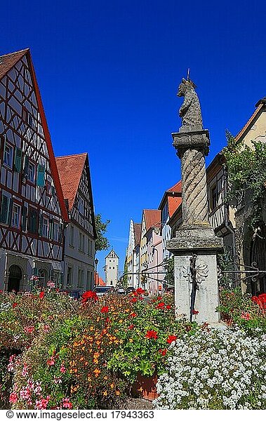 Typisch fränkischer Ortskern und der Vierröhrenbrunnen im Ortszentrum  Mainbernheim  Unterfranken  Deutschland  Europa