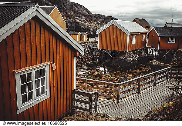 typisch norwegische Stelzenfischerhütten