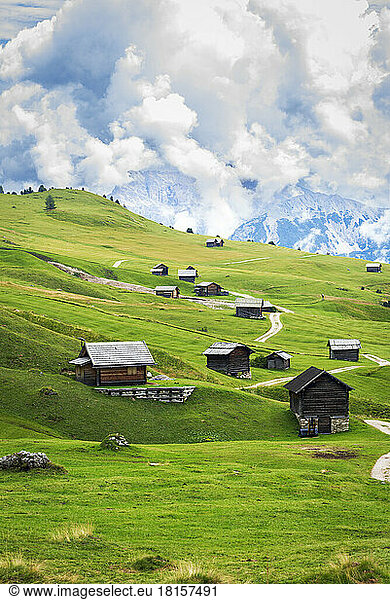 Typische Berghütten aus Holz auf grünen Wiesen  Sass de Putia  Dolomiten  Passo delle Erbe  Südtirol  Italien  Europa