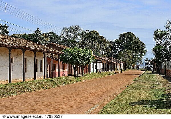 Typische Häuserfront an der Hauptstraße  Concepción  Departement Santa Cruz  Bolivien  Südamerika