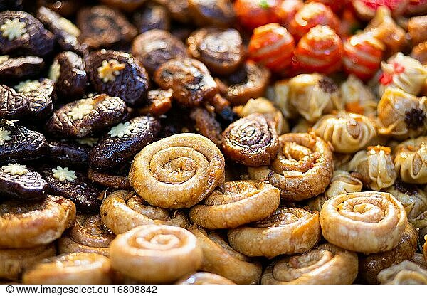 Typische marokkanische Süßigkeiten  im Souk von Marrakesch.