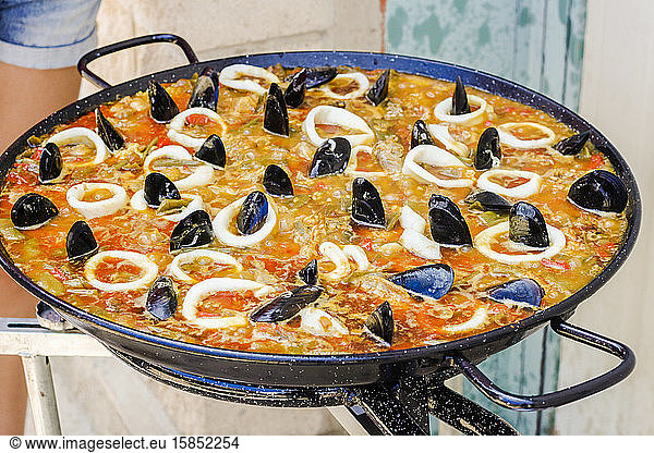 Typische spanische Paella mit Meeresfrüchten am Herd