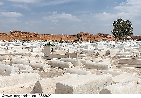 Typische weiße Gräber  alter jüdischer Friedhof Miaara  Marrakech  Marokko  Afrika