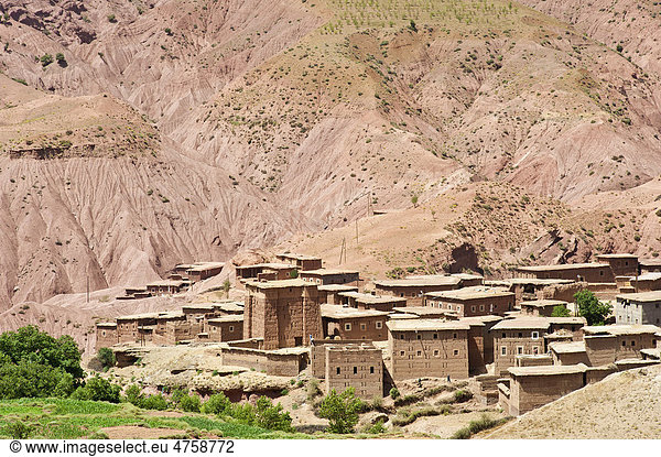 Typisches Dorf der Berber mit Kasbahs und Häusern aus Lehm gebaut  Ait Bouguemez-Tal  Hoher Atlas  Marokko  Afrika