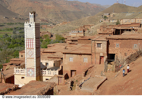 Typisches Dorf mit fein gekacheltem Minarett bei Tizirine Hoher Atlas Marokko