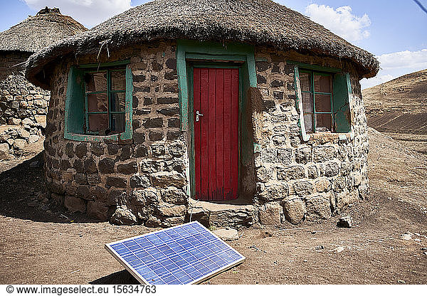 Typisches Haus mit Sonnenkollektor  Lesotho  Afrika
