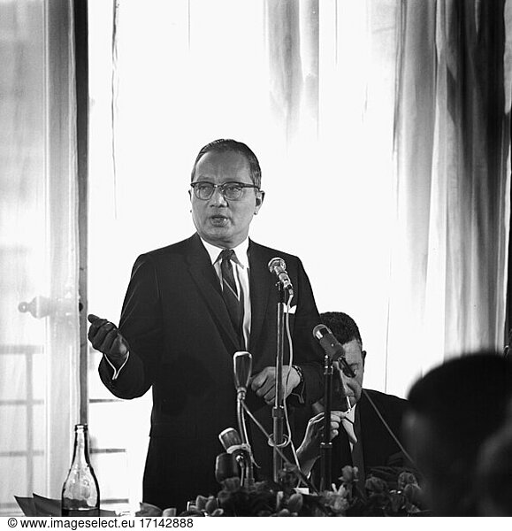 U Thant  Sithu Burman politician 
1961–1971 Secretary General of the UN 
22.1.1909 Pantanaw – 25.11.1974
New York.
– Secretary General of the UN Sithu U
Thant.
Photo  Paris  1963.