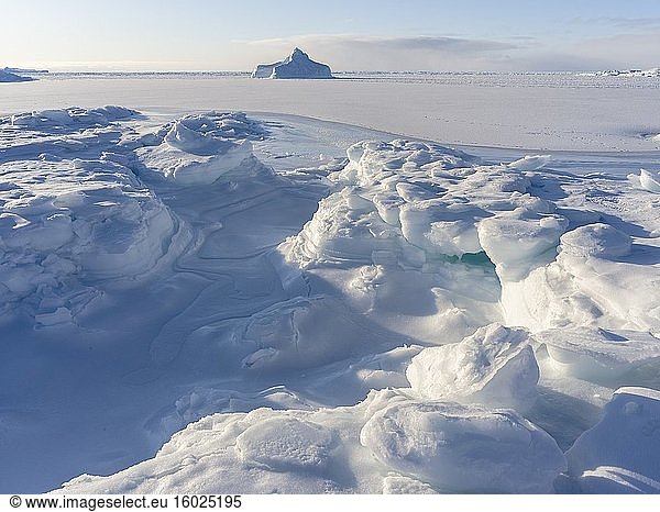 Ufer der zugefrorenen Diskobucht. Disko-Bucht im Winter  Westgrönland. Amerika  Nordamerika  Grönland  Dänemark