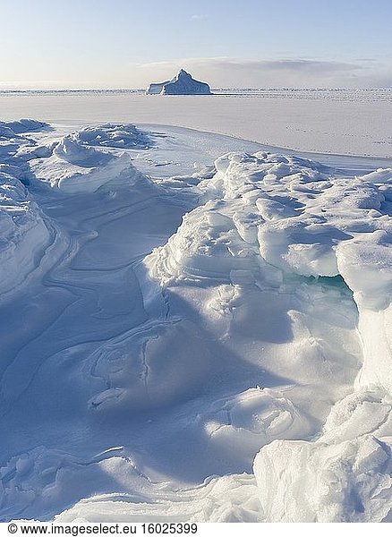 Ufer der zugefrorenen Diskobucht. Disko-Bucht im Winter  Westgrönland. Amerika  Nordamerika  Grönland  Dänemark