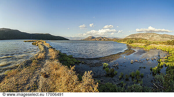 Ufer des Butrint-Sees im Butrint-Nationalpark