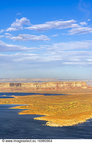 Ufer des Lake Powell vom Wahweap Overlook aus gesehen  Page  Arizona  USA