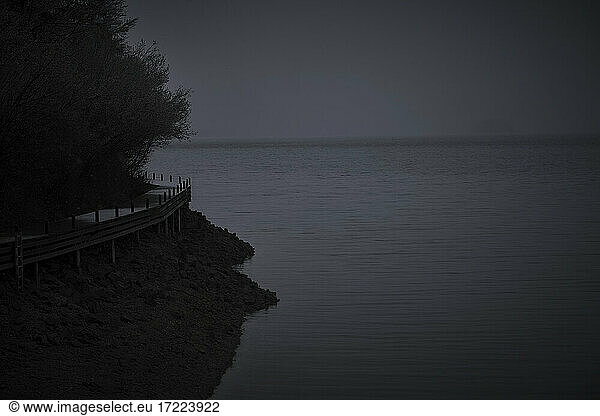 Ufer des Walchensees in der Abenddämmerung