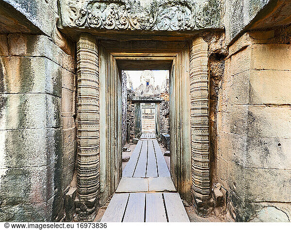Uferpromenade bei den antiken Ruinen von Angkor Wat