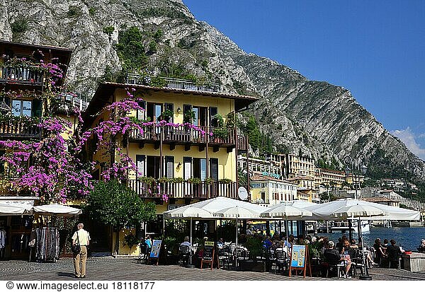 Uferpromenade  Strassencafes  Limone sul Garda  Gardasee  Lombardei  Lago di Garda  Italien  Europa