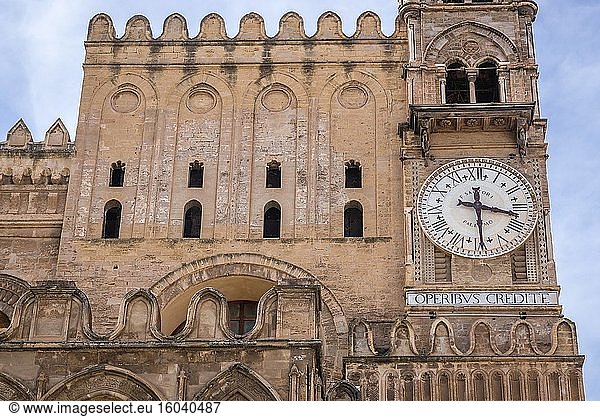 Uhr der Kathedrale der Mariä Himmelfahrt in Palermo  der Hauptstadt der autonomen Region Sizilien in Süditalien.