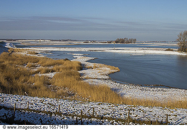 Uitzicht op besneeuwde Prunjepolder; Overview of snow-covered Prunjepolder