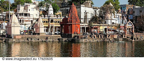 UJJAIN  INDIEN  24. APRIL 2011: Menschen baden im heiligen Fluss Rhipra an den Ghats der heiligen Stadt Ujjain. An den Ufern des Flusses Shipra befinden sich Hunderte von Hindu-Heiligtümern. Genähtes Panorama