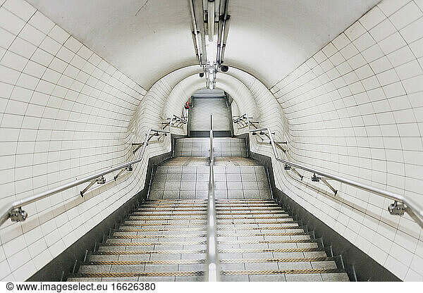 UK  England  London  Weißes sauberes Treppenhaus im Bahnhof
