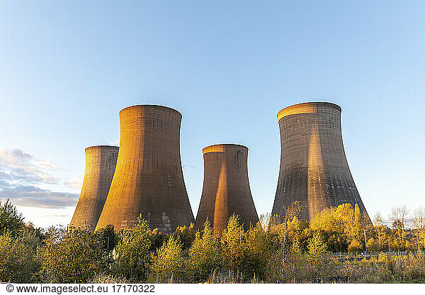 UK  England  Rugeley  Kühltürme eines Kohlekraftwerks