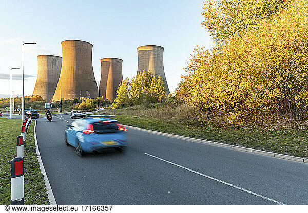 UK  England  Rugeley  Verkehr vor den Kühltürmen eines Kohlekraftwerks